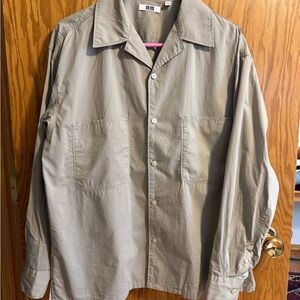 UNIQLO Men's Light Gray Button-Up Shirt